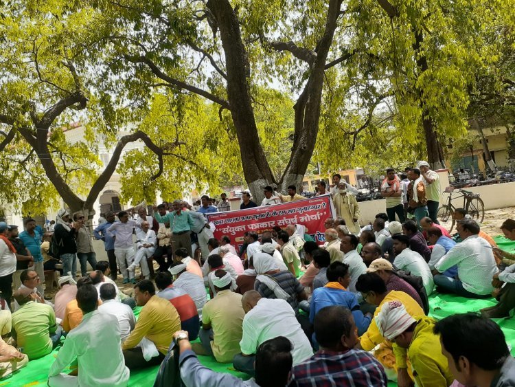 पेपरलीक प्रकरण :- प्रतापगढ़  में भी हुआ बलिया प्रशासन के खिलाफ विरोध प्रदर्शन  पत्रकार हुए लाम बंद ,