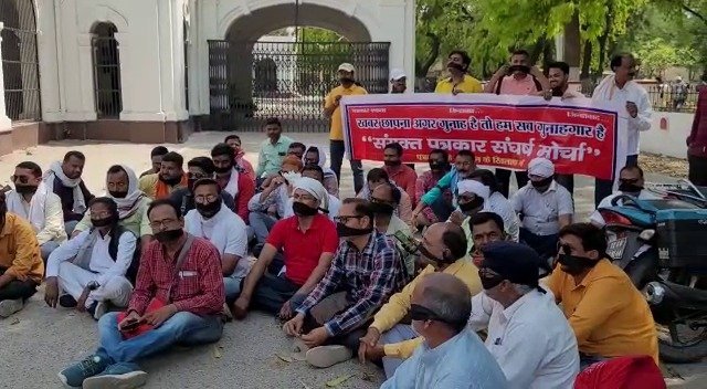 बलिया पत्रकारों की रिहाई को लेकर पत्रकार संघ ने काली पट्टी बांधकर जताया विरोध।