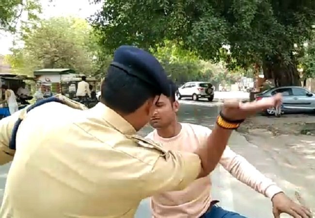 छात्रा का खींचा दुपट्टा तो ACP ने कर दी थपेड़ो से पिटाई