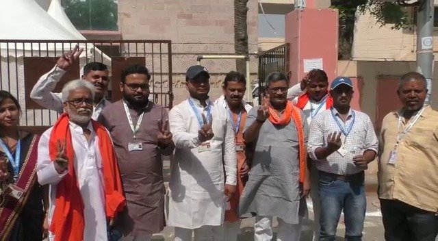 वाराणसी में भी स्थानीय चुनाव को लेकर मतदान हो रहा है भाजपा ने गुंडा राज के खिलाफ