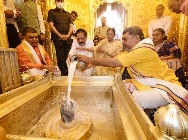 उपराष्ट्रपति एम. वेंकैया नायडु पत्नी एम.उषा नायडु संग श्री काशी विश्वनाथ मंदिर में विधिवत दर्शन पूजन किया