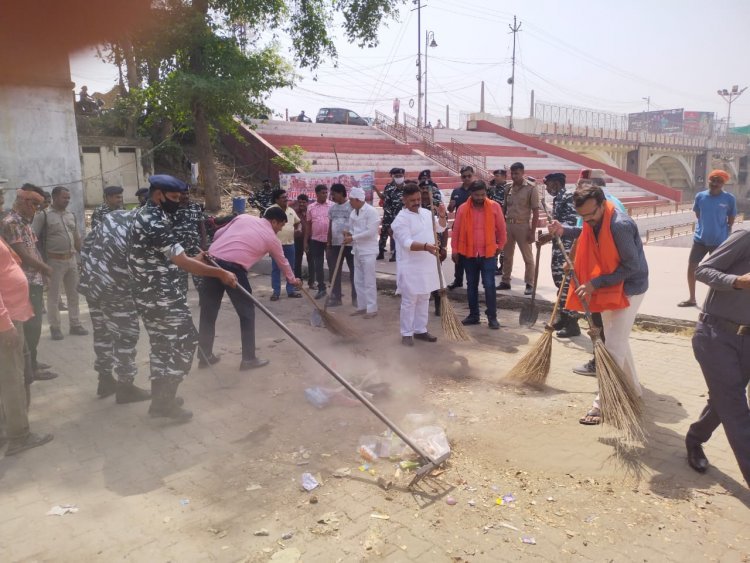 वरुणा नदी पर CRPF चलाया गया स्वच्छता अभियान