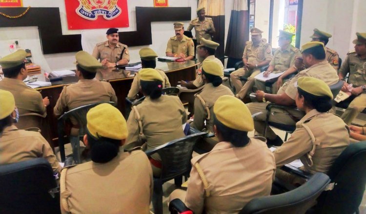 Varanasi : एसीपी भेलूपुर ने धर्म गुरुओं के साथ बैठक कर शांतिपूर्ण ढंग से त्यौहार मनाने की अपील