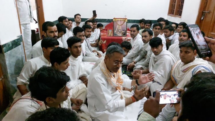 नवनीत राणा प्रकरण की आंच पहुंची काशी  हनुमान चालीसा पढ़ जताया विरोध