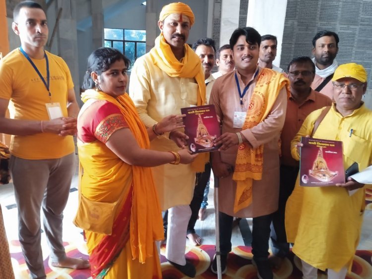 दस सहस्र युवाओं द्वारा समूहिक सूर्य अर्घ्य दान के सफल  बनाने मेंजुटा  गायत्री परिवार रचनात्मक ट्रस्ट,