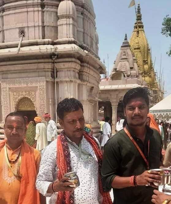 सुधीर सिंह के आवाहन पर जोशी ब्रह्मण समाज  आगे आया और विश्वनाथ  मंदिर  में सोमवार को किया जलाभिषेक