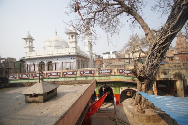 ज्ञानवापी मस्जिद का पिछला हिस्सा बता रहा शिव मंदिर की कहानी