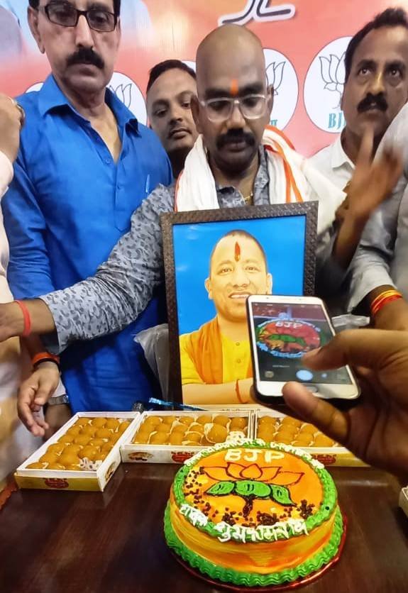 मुख्यमंत्री योगी आदित्यनाथ का आयुष मंत्री के कैम्प कार्यालय में मनाया गया जन्मदिन, कटा केक और बाटा गया मिठाइयां