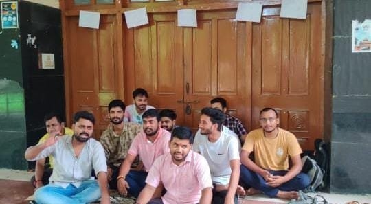 बीएचयू समाजशास्त्र विभाग के छात्रों ने विभाग पर लगाया पीएचडी धांधली का आरोप, बैठे धरने पर