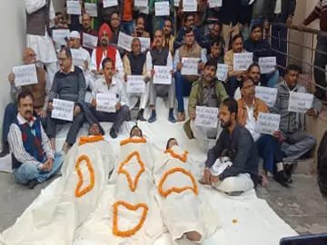 जीएसटी विभाग में कफन ओढ़कर सोए काशी के व्यापारी:बोले- व्यापारियों में दहशत फैला रहे जांच अधिकारी