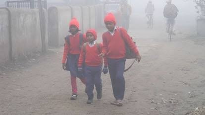 कोहरे की चादर में लिपटा शहर, ठिठुरते हुए स्कूल पहुंचे बच्चे