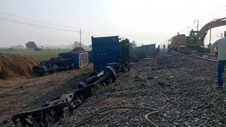 बिहार: मालगाड़ी के 13 डिब्बे पटरी से उतरे, रेल यातायात बाधित