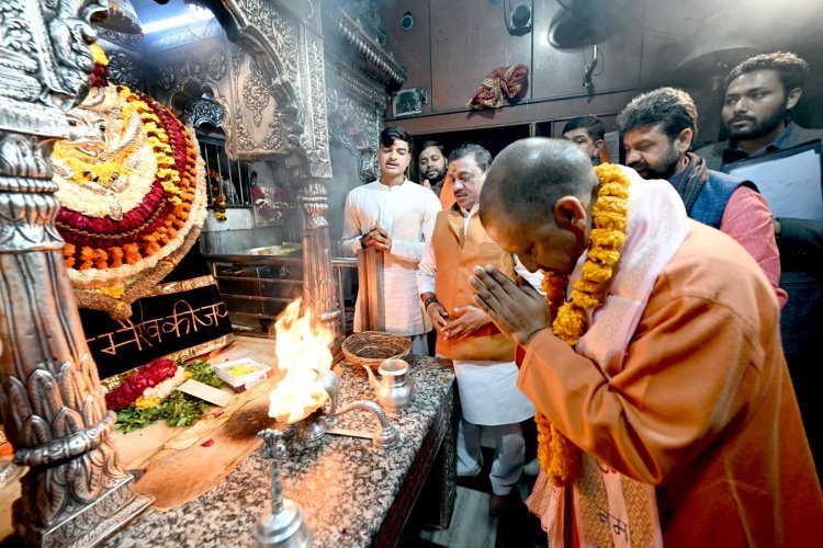सीएम योगी ने काशी विश्वनाथ के दर पर झुकाए शीश