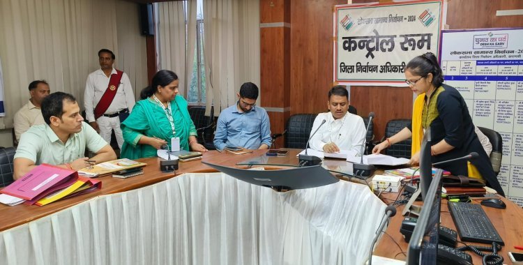 जिलाधिकारी/जिला निर्वाचन अधिकारी ने चुनाव कंट्रोल रूम का किया औचक निरीक्षण