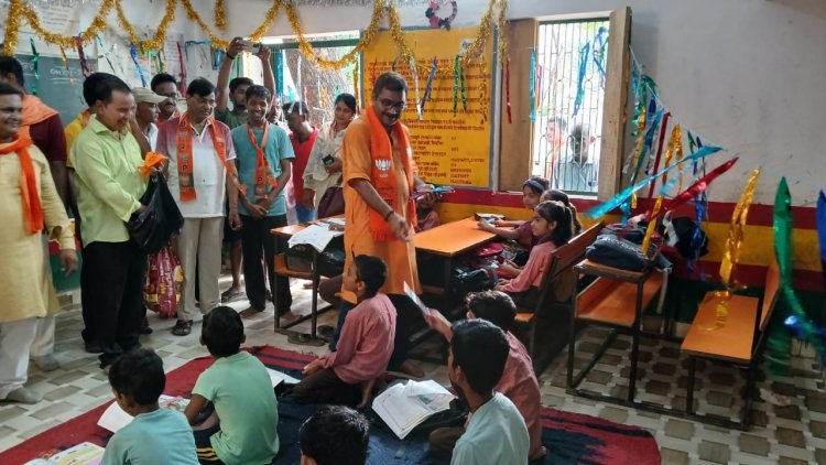 प्रधानमंत्री नरेंद्र मोदी के जन्मदिन के उपलक्ष्य में 75 दिवसीय वार्ड प्रवास कार्यक्रम का सातवां दिन, चेतगंज वार्ड में पूर्व मंत्री व व विधायक डॉ नीलकंठ तिवारी ने किया प्रवास
