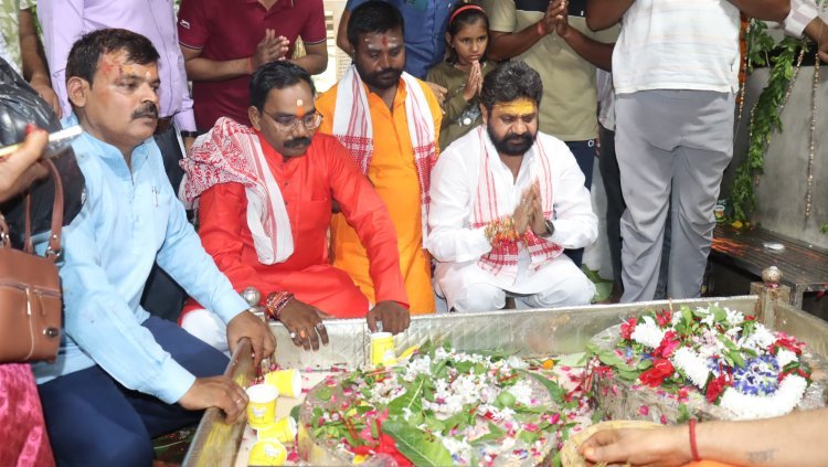 मंत्री रविंद्र जायसवाल एवं डॉ दयाशंकर मिश्र "दयालु" ने सारंग नाथ मंदिर में दर्शन पूजन कर रुद्राभिषेक किया