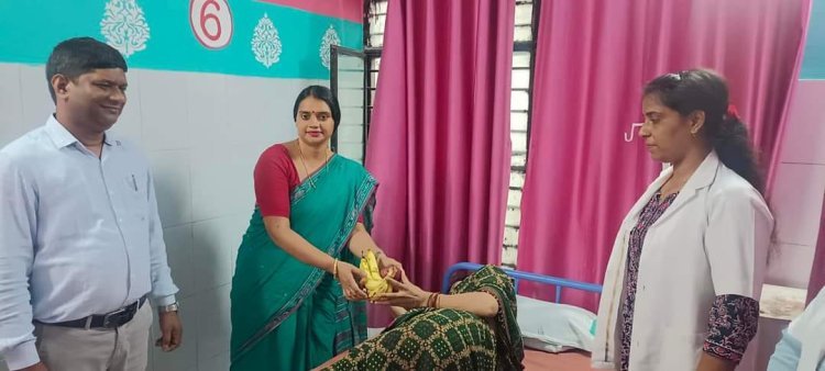जिला पंचायत अध्यक्ष ने वितरित किया फल एवं पाठ सामग्री वितरण