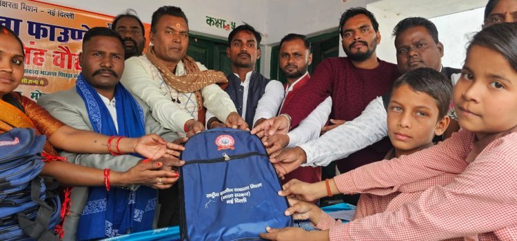 खंड शिक्षा अधिकारी सुरेंद्र प्रताप सहायक द्वारा बच्चों को बांटा गया बैग एवं जूता