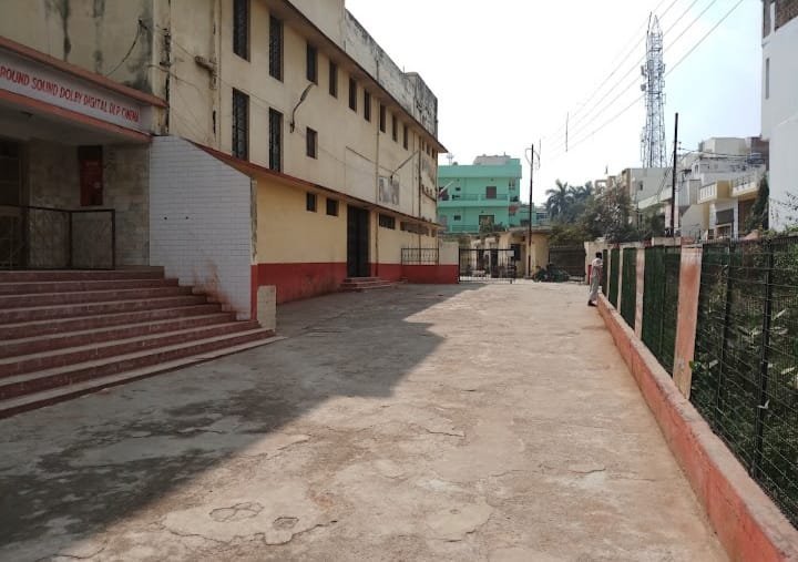 नगरनिगम की अनुमति बिना ढहाया जा रहा चौकाघाट स्थित छबि महल