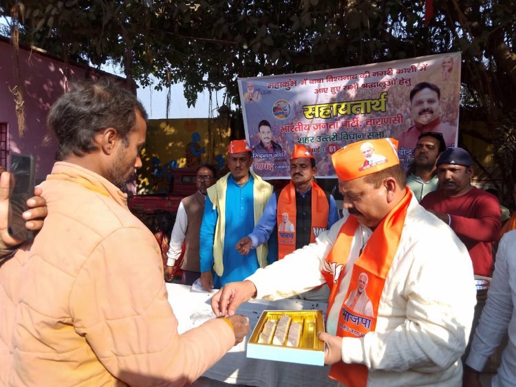 मंत्री ने श्रद्धालुओं का स्वागत कर प्रसाद वितरण किया
