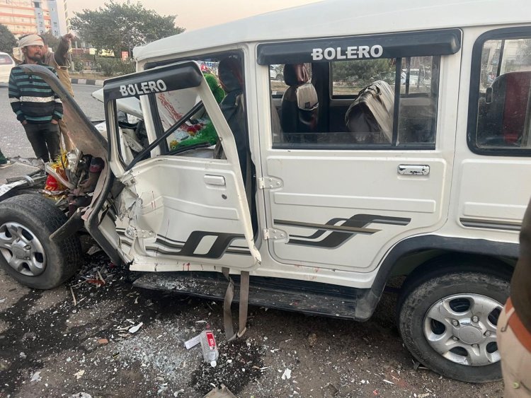 कुंभ स्नान से लौटते समय हाईवे पर खड़ी बस में घुसी दर्शनार्थियों से भरी बोलेरो,कई यात्री घायल