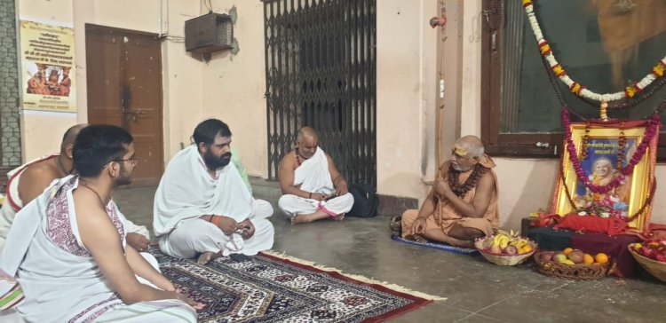 कांची कामकोटि श्वर मन्दिर  प्रांगण में परम तपस्वी, विरक्त संत स्वामी कष्णानंद सरस्वती  (नारायण) स्वामी के स्मृति  में पांच घण्टा चला शास्त्रार्थ